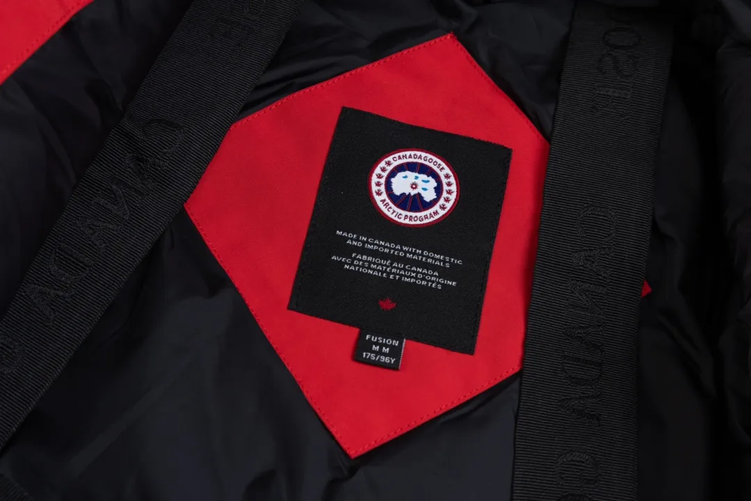 P820 (Top wolf fur version delivery handbag) Canada Goose Canada Goose #Expedition expedition parka classic down jacket ➖ Imported 21-count polyester-cotton blended original fabric [last year’s 16-count/18-count hard fabrics have been completely eliminated, this year all use 21-count genuine synchronous fabrics, the soft mid-band feels delicate and textured], genuine synchronous Feather-Light 10D waterproof coated fabric, made of 84.5% polyester fiber and 15.5% cotton, 100% the best feel in the entire network! ➖ The genuine official website uses the national standard 80 white duck down, and will never be misled by false claims such as 90 down or goose down! ➖ Using the best nylon lining with double double-layer sealing design, velvet-proof No. 7 needle + grid-filled down ready-made garments, there is 100% no so-called velvet running! ➖ The cuffs are designed with thickened seamless threads, and the collar and pockets are lined with top-quality polar fleece to keep you warm and comfortable! ➖ Yoshida YKK provides original custom-made electroplated sliders. YKK two-way lockable zippers are tight and smooth and will not peel off paint! ➖ 3M composite guarantees that the Velcro is the same as the original, durable, and all accessories and hardware are custom-made! ➖ The imported Behringer embroidery machine customizes the 10,000-needle embroidery logo, and 98% of the replicas restore the original logo. ➖ ​​The fur collars are all made of large pieces of Western Canadian blue wolf leather, ensuring that each fur collar is 13-15cm wide!